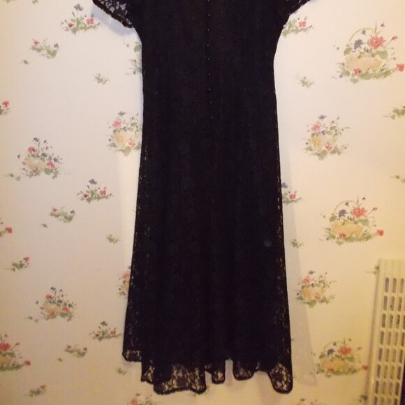 Elegant Laura black lace formal dress in sz 9 - Picture 4 of 5